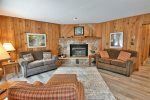 Living room with cozy wood dedor